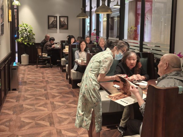 广盛网  热门餐馆一座难求，小长假京城餐饮市场迎来消费高峰