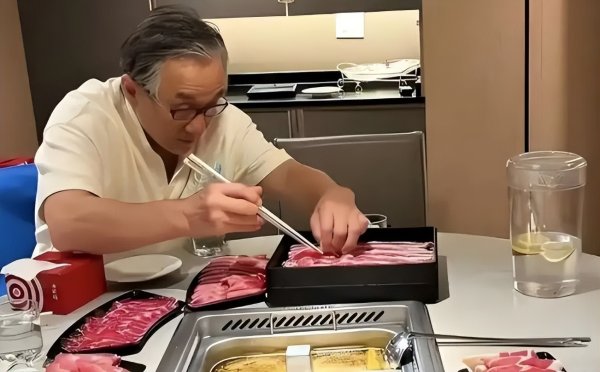 天龙配资 71岁成龙加拿大与友人吃海底捞，戴着老花镜夹菜，看酸了多少人！