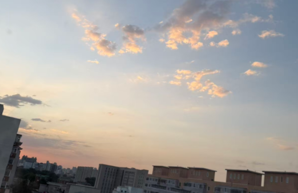 掌互通 北京今天以晴为主，最高气温30℃，阵风明显，紫外线强